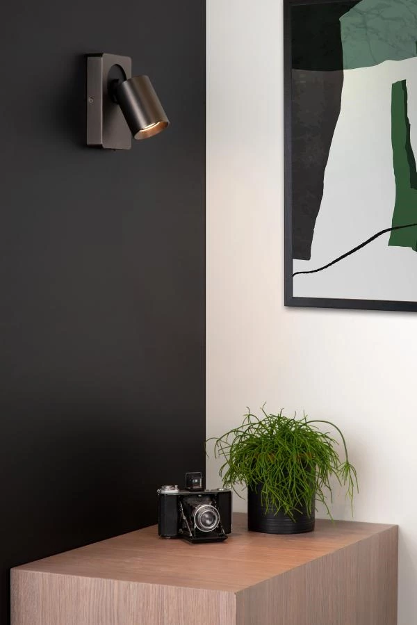 Lucide NIGEL - Wandspot - LED Dimb. - GU10 - 1x5W 2200K/3000K - Met USB oplaadpunt - Zwart Staal - sfeer 1